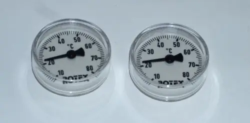 Thermometer im Set von Daikin, angezeigt in Celsius, mit Skalen von 0 bis 80 °C. Die Geräte sind rund und in transparenten Gehäusen untergebracht.